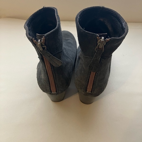 Garnet Hill Booties Made In Italy Women’s Sz 8.5 Gray Suede Leather Casual - Picture 3 of 6